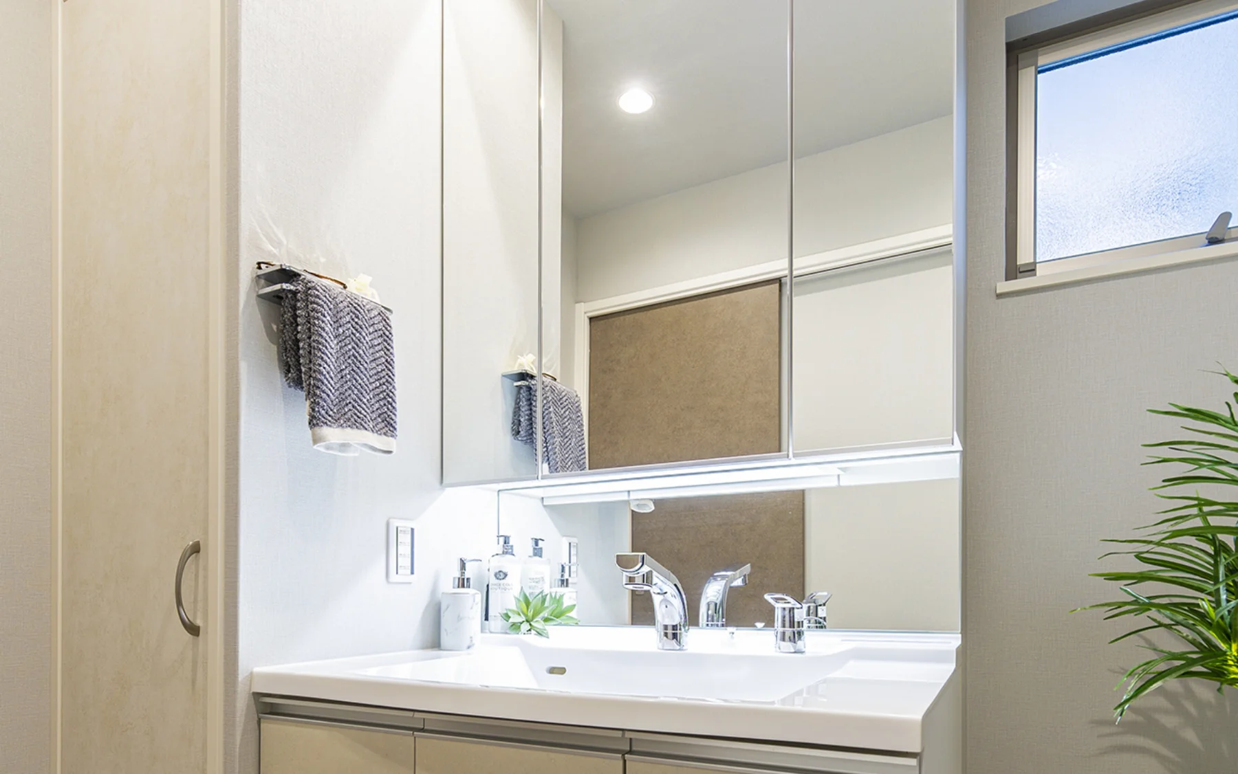 POWDER ROOM & REST ROOM
