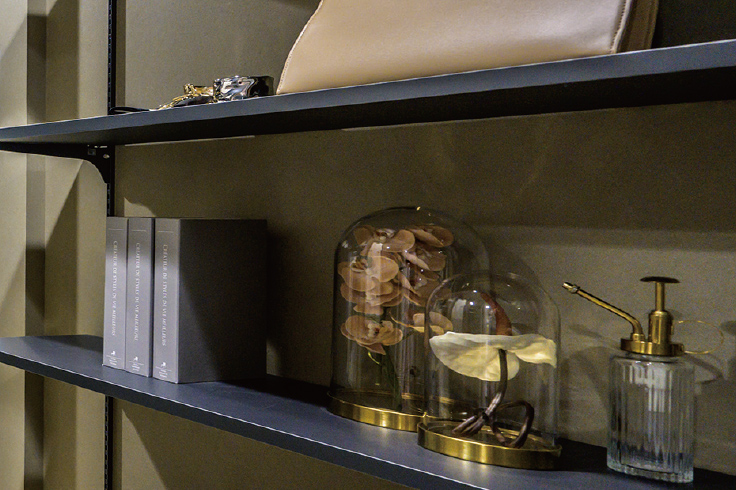 高さを調整できる棚を採用