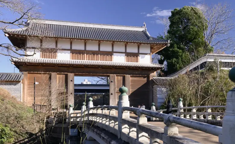 水戸城大手門／徒歩7分（約490m）