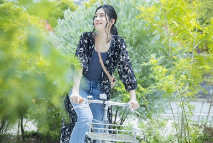 自転車に乗る女性
