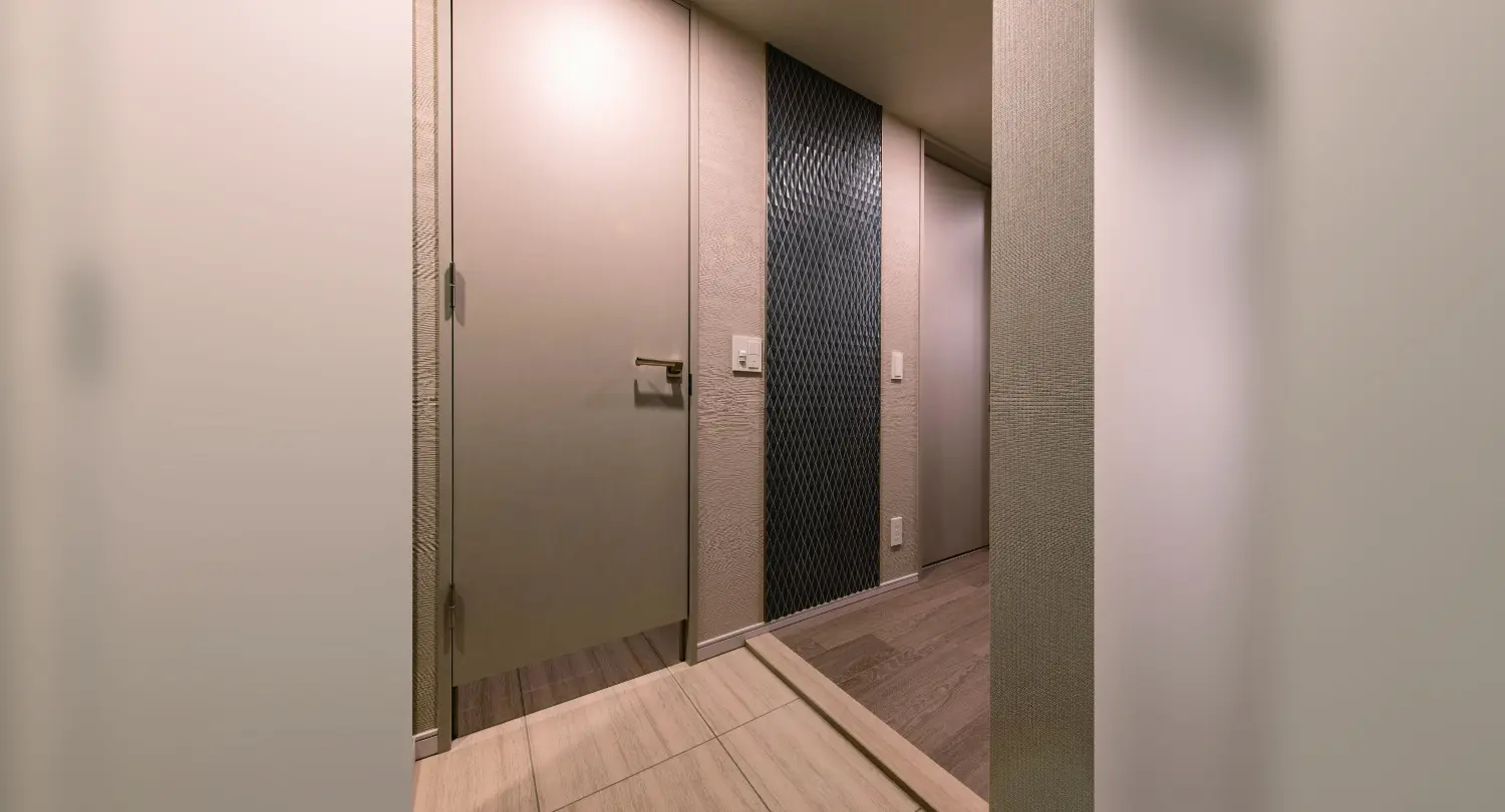 ENTRANCE & LIVING