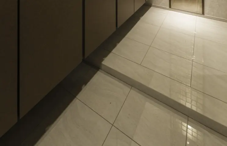 廊下タイル貼り