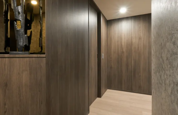 廊下壁・建具同柄シート貼り